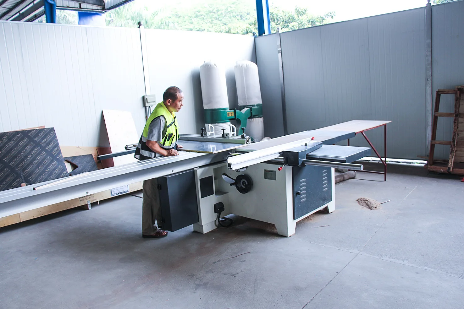 Precision panel cutting equipment in GOMI’s Guangzhou workshop
